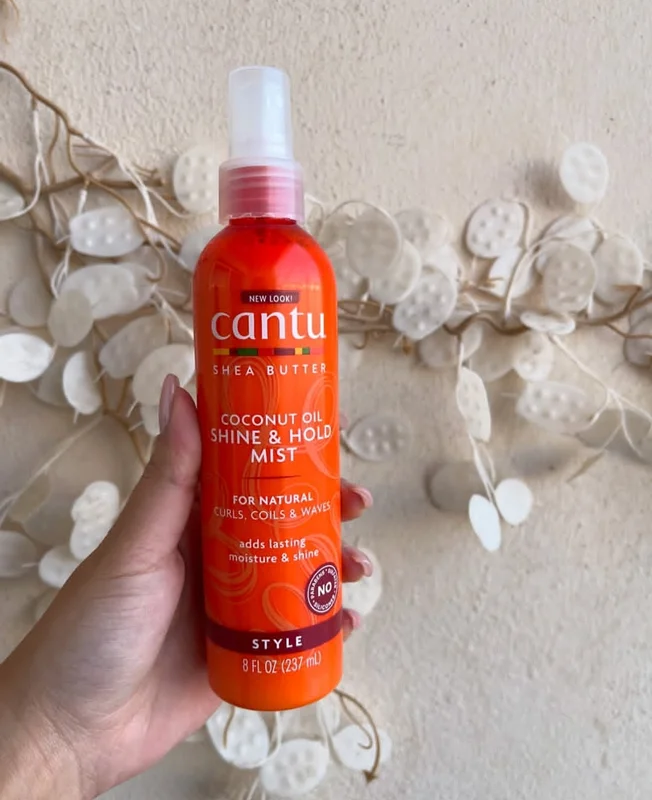 اسپری درخشان کننده و نگهدارنده موی روغن نارگیل کنتو Cantu Shine Hold حجم ۲۳۶ میلی لیتر